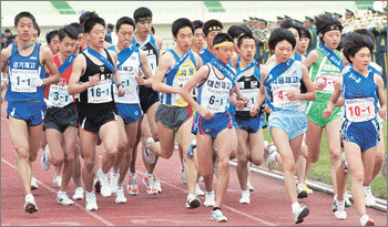 26일 공주종합운동장에서 백제큰길까지 왕복 42.195km 풀코스를 6개구간으로 나눠 달린 제3회 전국구간마라톤대회. 오전 10시 출발 총성과 함께 전국 28개(남18, 여10) 남녀 고교 마라톤 꿈나무들이 공주종합운동장 트랙을 힘차게 빠져나가고 있다. 공주=전영한기자