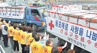 북한 용천역 폭발사고 피해자들을 위한 응급세트 담요 생수 등을 실은 트럭 8대가 서울 성동구 마장동 대한적십자사 서울지사를 출발하고 있다. 대한적십자사는 전국 각지에서 구호품을 모아 대한통운 경기 일산창고에 옮기고 있다. -권주훈기자