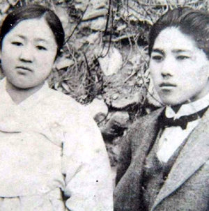 작가 최인호가 간직해오고 있는 부모님의 신혼시절 사진. -동아일보 자료사진