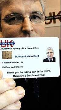 영국에서 도입을 추진 중인 전자 신분증. 왼쪽 윗부분의 작은 전자칩에는 지문, 홍채, 용모 등 생체정보까지 입력된다. -BBC