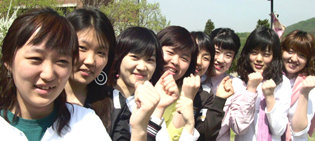 경기 이천에 있는 청강문화산업대 이동통신과 2학년 여학생들이 화이팅을 외치고 있다. 졸업을 앞둔 이 학과 여학생 전원은 모두 취업했다.  -사진제공 청강문화산업대