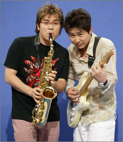 SBS ‘김용만·신동엽의 즐겨찾기’의 김용만(왼쪽)과 신동엽. 담당 김상배 PD는 “신동엽은 소품까지 챙기는 스타일이고, 김용만은 전체 방향 설정에 강하다”고 말했다. 사진제공 SBS