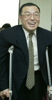 27일 첫 출근한 안규환 보건복지부 재활지원과장이 활짝 웃고 있다. 안씨는 복지부가 장애인의 시각에서 장애인 정책을 다루자는 취지에서 임용한 첫 장애인 재활지원과장이다.-사진제공 보건복지부