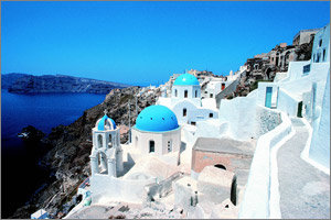 그리스 에게해의 많은 섬 가운데서도 보석처럼 아름답게 빛나는 산토리니섬 풍경. 온통 하얀 집들이 해안 절벽에 다닥다닥 붙어 있다. 동아일보 자료사진