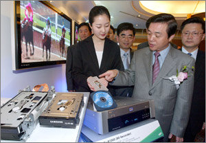 차세대 고화질 저장장치삼성전자 디지털비디오사업부 유병률 전무(오른쪽)가 28일 서울 중구 태평로2가 태평로 빌딩에서 열린 ‘디지털 비디오 신제품 발표회’에서 차세대 고화질 저장장치인 ‘블루레이 레코더’에 대해 설명하고 있다.