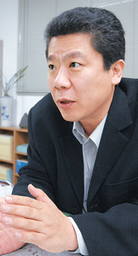 북한 용천역 폭발사고가 났을 때 평양에 머물다 귀국한 강영식 우리민족서로돕기운동본부 사무국장이 28일 평양의 당시 분위기를 생생하게 전하고 있다. -박주일기자