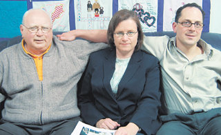 반세기 만에 한국을 다시 찾은 6.25전쟁 참전용사 제임스 엥퍼씨(왼쪽)와 그의 딸 리씨(가운데) 부부가 28일 한국 어린이를 입양하기 위해 서울 동방사회복지회를 찾았다.  -연합