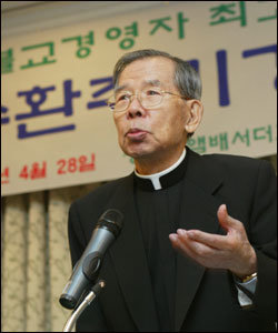 김수환 추기경은 '교황이 스스로를 지칭할 때 '종들의 종'이라고 한다'며 '섬기는 자가 진정한 지도자'라고 말했다. 강병기 기자