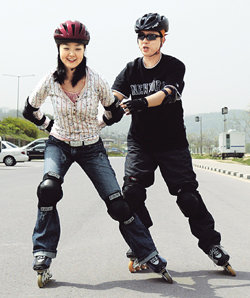 강바람을 맞으며 신나게 인라인 스케이트를 즐기자. 한강 시민공원은 묘기보다 러닝을 즐기는 사람들이 자주 찾는 곳이다. 이종승기자 urisesang@donga.com