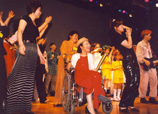 지난해 안티 미스코리아 페스티벌 시상식에서 참가자들이 박수를 치며 행사를 자축하고 있다. -사진제공 페미니스트 저널 if