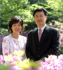 5월 3일부터 ‘KBS 8 뉴스타임’을 진행하는 엄경철(오른쪽) 지승현 앵커. 딱딱하지 않은 친근한 뉴스를 지향하겠다는 의미로 스튜디오에서 벗어나 사진 촬영에 응했다. 사진제공 KBS