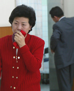 29일 서울 반포대교에서 투신자살한 박태영 전남지사의 부인 이숙희씨가 용산구 한남동 순천향대병원 응급실에서 남편의 시신을 확인한 뒤 울먹이며 나오고 있다.  -연합