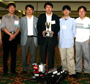 이번 대회에서 우승한 강성철 박사(가운데) 팀이 위험작업로봇 ‘롭해즈’와 함께 촬영한 모습.  -사진제공 KIST