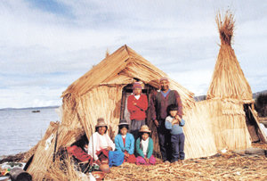 페루의 티티카카 호수에서 사는 9살 된 줄리(앞줄 왼쪽 세번째). 줄리네 가족이 생활하는 갈대로 만든 섬은 너무 가벼워서 바람에 이리저리 떠다닌다. 사진제공 비룡소