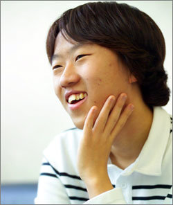 한국 바둑계의 새로운 태양으로 주목받는 최철한 8단. 최근 ‘웨이브 파마’를 한 그는 “마음에 들지 않지만 바꾸는 게 귀찮아 그냥 지내고 있다”고 말했다. 사진제공 월간 바둑