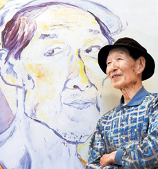 서울 포스코미술관에서 개인전을 열고 있는 정원훈 옹이 자화상 앞에 섰다. 평생을 금융인으로 살아 온 그는 세계 여행을 하면서 본 풍물과 꽃을 화폭에 옮겼다. 그의 성품과 똑같이 그림에선 밝고 활기찬 에너지가 넘친다.  -김미옥기자