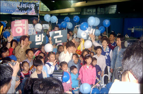 한나라당 박근혜 대표가 2일 '양재 시민의 숲' 내에 위치한 실내 테니스 장에서 참가한 가족들과 함께 사진을 찍고 있다.
