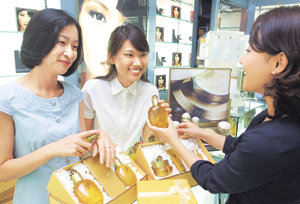 화장품이 최근 인기 선물 아이템으로 떠올랐다. 한방화장품과 기능성화장품 세트를 10만원대에 살 수 있다. 가정의 달을 맞아 가방 등 사은품을 끼워주는 업체도 많다. 사진제공=LG생활건강