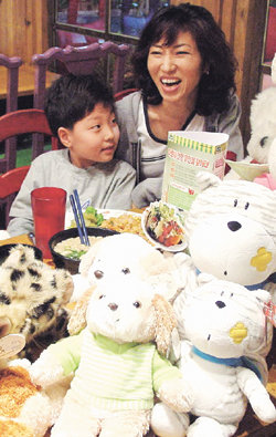 5일 패밀리레스토랑에 가면 업체측이 공들여 내놓는 새 메뉴를 맛볼 수 있고, 자녀들과 함께 다채로운 이벤트도 즐길 수도 있다. 인형이나 학용품 같은 ‘어린이날 선물’은 덤이다. 사진제공 마르쉐