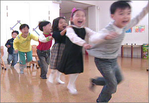 ‘장난감 없는 유치원 프로젝트’에 참여한 중앙대부속유치원 어린이들이 장난감이 없는 빈 방에서 기차놀이를 하고 있다. 사진제공 KBS