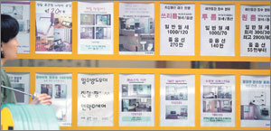 서울 강남지역에서 아파트촌과 비아파트촌의 희비가 엇갈리고 있다. 빌라 및 다가구 밀집지역은 상대적으로 떨어지는 주거 여건 탓에 하락한 가격에도 수요자가 드물다. 서울 강남의 한 중개업소에 매물이 잔뜩 나와 있다. 박영대기자