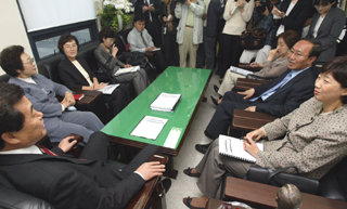 민주노동당 당선자들은 3일 오전 여의도 당사에서 정례회의를 열어 향후 의정 활동방향을 논의했다. -연합