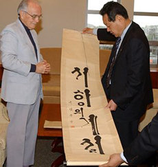 하와이대 글렌 페이지 교수(왼쪽)가 지난달 26일 고려대 총장실에서 40여년 전 선물로 받은 ‘저항의 계절’ 족자를 어윤대 총장에게 증정하고 있다. -사진제공 고려대