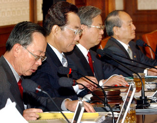 고건 대통령 권한대행 국무총리(왼쪽에서 두번째)가 4일 오전 서울 정부중앙청사에서 국무회의를 주재하고 있다. 고 총리는 이날 “공직을 떠나 있을 땐 열국지를 늘 옆에 두었다”며 출입기자 50여명에게 이 책 전질(12권)을 돌렸다. -박경모기자