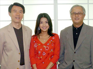 9일 방송 40주년을 맞는 KBS2 라디오 ‘밤을 잊은 그대에게’의 전 현직 진행자들인 황인용, 신애라, 송승환씨(왼쪽부터). 사진제공 KBS