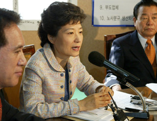 한나라당 박근혜 대표는 6일 서울 여의도 천막당사에서 상임운영위원회를 주재하고 ‘정쟁 지양’과 ‘여당의 실정에 대한 단호한 비판’이란 대여 원칙을 재차 강조했다. -서영수기자