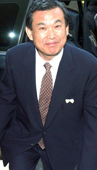 충남 공주-연기의 열린우리당 오시덕 당선자가 6일 선거법 위반 혐의로 검찰 조사를 받기 위해 대전지검 공주지청으로 출두하고 있다. -공주=뉴시스