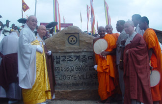 스리랑카 ‘조계종 마을’ 낙성식에 총무원장 법장 스님(왼쪽)을 비롯해 150여명의 한국 불교계 인사들이 참가했다. 찬드리카 쿠마라퉁가 스리랑카 대통령은 식후 이들을 관저로 불러 감사의 뜻을 표했다.-사진제공 불교 조계종 총무원