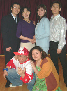 가족간의 대화와 이해가 가정 문제 해결의 열쇠가 된다는 내용의 뮤지컬 ‘패밀리 래퍼스’ 출연진.-사진제공 극단 수