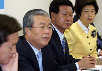 민주당 한화갑 대표(왼쪽에서 세번째)가 6일 국회 의원회관에서 개최한 국회의원 당선자 워크숍에서 “당비 내는 당원이 중심이 돼서 새롭게 변화해야 한다”며 민주당의 쇄신과 분발을 촉구했다. -김경제기자