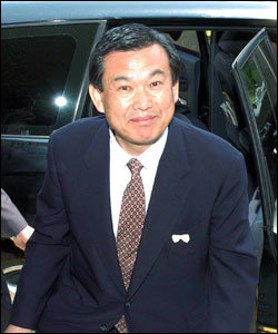 17대총선 공주,연기지역에 출마해 당선한 열린우리당 오시덕 당선자가 6일 선거법위반혐의로 검찰의 조사를 받기 위해 공주지청으로 들어가고 있다. -정재훈기자