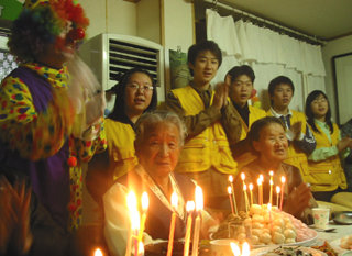 ‘하남 양지청소년봉사회’가 최근 ‘나눔의 집’에서 일본군 위안부 출신 할머니들의 생신잔치를 마련해줬다.-사진제공 나눔의 집