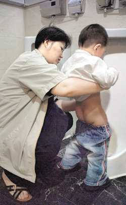 야뇨증 아이는 낮에 물을 많이 마시게 하고 규칙적으로 소변을 보게끔 부모가 도와줘야 한다.동아일보 자료사진