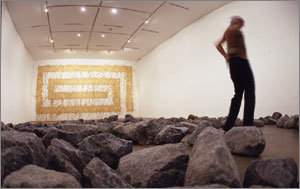 리처드 롱의 흙 드로잉(2004년), 국제갤러리.