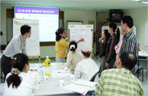 팀 빌딩 연수 과정에 참여한 국민은행 직원들이 토요일인 8일 자신들이 일하는 은행 지점이 처한 문제점과 해결 방법을 찾기 위해 함께 토론하고 있다. 사진제공 국민은행