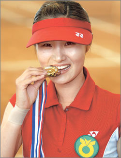 전국여자정구대회 개인전과 단체전에서 우승한 김지은(농협)이 금메달을 깨물며 즐거워하고 있다. 안성=박영대기자