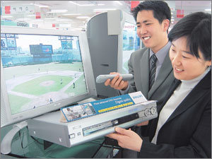 DVD타이틀 종류가 늘어나면서 DVD플레이어에 대한 관심도 높아지고 있다. 녹화할 수 있는 제품은 100만원 안팎이지만 재생만 되는 제품은 10만∼30만원대이다. 소비자가 테크노마트 매장에서 녹화 기능이 있는 DVD레코더를 살펴보고 있다. 사진제공 테크노마트