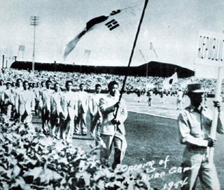 1954년 필리핀 마닐라에서 열린 아시아경기대회 개회식에 태극기를 앞세우고 입장하는 한국선수단. 한국은 이 대회에서 일본 필리핀에 이어 종합 3위의 성적을 거뒀다. -동아일보 자료사진