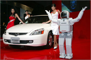 로봇 ‘아시모’ 어코드 소개혼다코리아는 10일 서울 하얏트호텔에서 2004년형 신차 ‘어코드’를 발표하고 국내시장 공략에 나섰다. 이날 행사에서 혼다가 만든 두발로 걷는 로봇 ‘아시모’가 신차를 소개해 눈길을 끌었다. 강병기기자