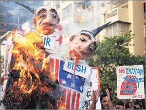 인도의 SUCI(Socialist Unity Centre of India) 회원들이 지난달 미국 정보센터 앞에서 미국 부시 대통령과 영국 토니 블래어 총리의 인형을 불태우며 이라크 전쟁에 반대하는 시위를 하고 있다. 사진제공=뉴욕타임스