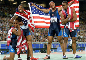 2000시드니올림픽 육상 남자 400m 계주에서 금메달을 따낸 모리스 그린(오른쪽 두번째) 등 미국 선수들이 성조기를 활짝 편 채 우승 세리머니를 하고 있다. 아테네올림픽을 앞두고 미국올림픽위원회는 이런 행동이 반미 감정을 촉발할 것을 우려해 특별예절교육을 실시할 계획이다. 사진제공 뉴욕타임스