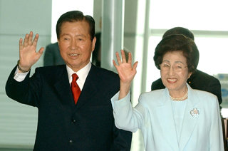 김대중 전 대통령이 10일 부인 이희호 여사와 함께 유럽 3국 순방을 위해 인천국제공항을 통해 출국했다. 지난해 2월 퇴임 후 처음 외국에 나가는 김 전 대통령은 19일 귀국할 예정이다.-인천=원대연기자