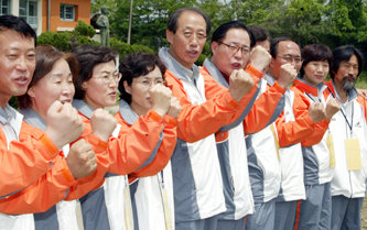 민주노동당 국회의원 당선자들이 11일 전북 남원시 남원연수원에서 2박3일간의 당선자 정책연수를 마치면서 새정치를 다짐하는 결의를 하고 있다. 이들은 민생입법과 정치개혁 등을 최우선과제로 추진하기로 했다.-남원=연합