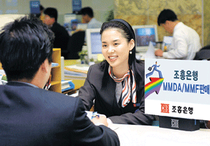 금융 전문가들은 주식시장과 금리의 움직임이 확실해 질 때까지 만기가 짧은 단기 금융상품을 이용하라고 추천한다.사진제공: 조흥은행