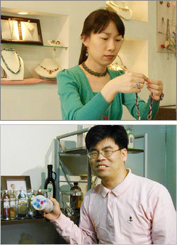 평소 자신이 좋아하던 분야를 창업으로 연결하면 그만큼 일이 즐겁다는 것이 창업전문가의 설명이다. 구슬공예 취미를 살려 작품 판매와 교육을 동시에 하는 가게를 연 전경희씨(위쪽)와 비누 만드는 재미를 사업화한 조영길씨. 사진제공 창업e닷컴