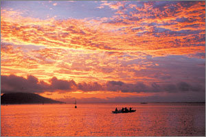 타히티에서의 해넘이는 장엄한 의식을 보는 듯하다. 태양은 온 세상을 빨갛게 물들이고 사람들은 카누를 저어 석양을 향해 질주한다. 그 어디에서도 이처럼 숭고한 해넘이 의식을 볼 수 없다. 조성하기자